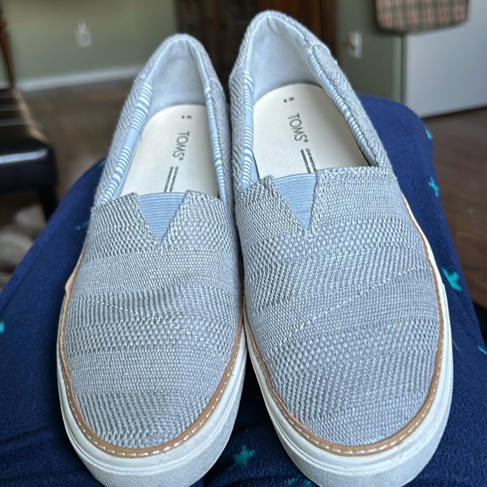 Like new TOM’S slip on shoes